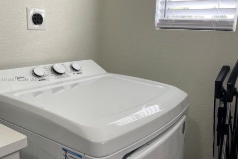 House in Melbourne, Florida 3 bedrooms, 93.46 sq.m. № 2021859 - photo 16