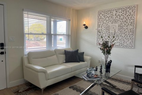 House in Melbourne, Florida 3 bedrooms, 93.46 sq.m. № 2021859 - photo 7