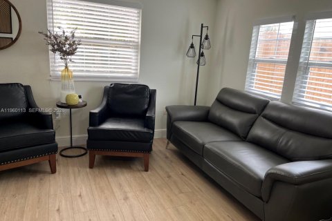 House in Melbourne, Florida 3 bedrooms, 93.46 sq.m. № 2021859 - photo 11