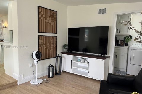 House in Melbourne, Florida 3 bedrooms, 93.46 sq.m. № 2021859 - photo 14