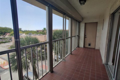 Condo in Hialeah, Florida, 2 bedrooms  № 2031460 - photo 13