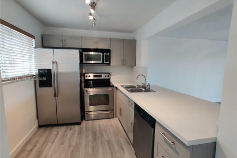 Condo in Hialeah, Florida, 2 bedrooms  № 2031460 - photo 3