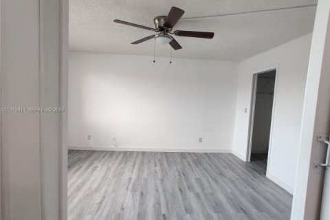 Condo in Hialeah, Florida, 2 bedrooms  № 2031460 - photo 9