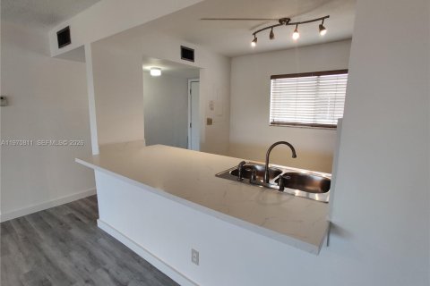Condo in Hialeah, Florida, 2 bedrooms  № 2031460 - photo 1