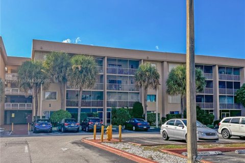Condo in Hialeah, Florida, 2 bedrooms  № 2031460 - photo 14