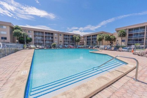 Condo in Hialeah, Florida, 2 bedrooms  № 2031460 - photo 15
