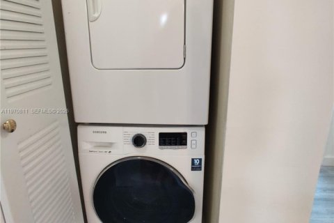 Condo in Hialeah, Florida, 2 bedrooms  № 2031460 - photo 12