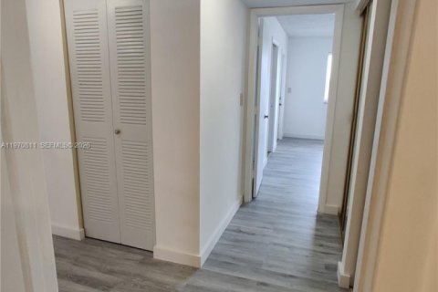 Condo in Hialeah, Florida, 2 bedrooms  № 2031460 - photo 5