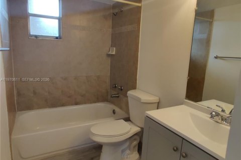 Condo in Hialeah, Florida, 2 bedrooms  № 2031460 - photo 7