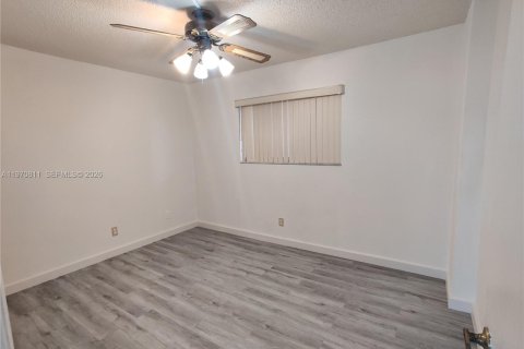 Condo in Hialeah, Florida, 2 bedrooms  № 2031460 - photo 6