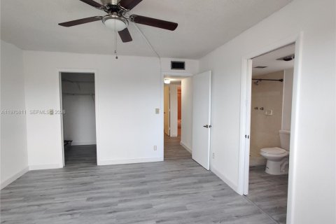Condo in Hialeah, Florida, 2 bedrooms  № 2031460 - photo 8