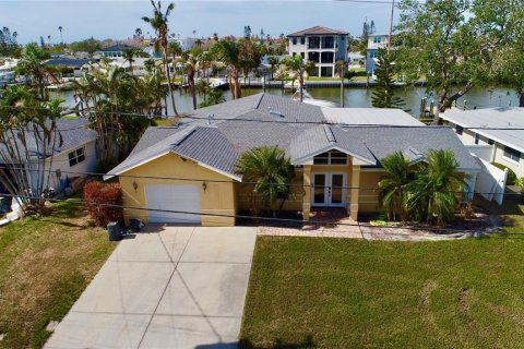 Casa en venta en Redington Beach, Florida, 3 dormitorios, 178.56 m2 № 1436442 - foto 1