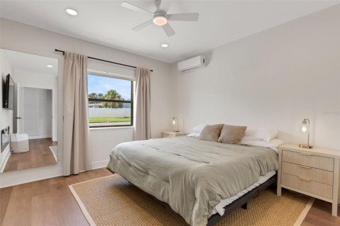 House in Saint Petersburg, Florida 4 bedrooms, 164.62 sq.m. № 1871224 - photo 20