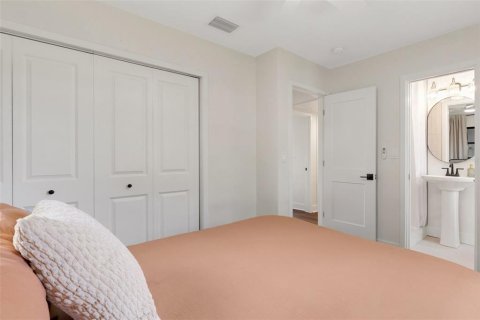House in Saint Petersburg, Florida 4 bedrooms, 164.62 sq.m. № 1871224 - photo 26
