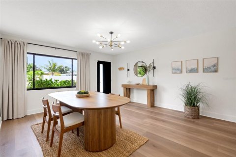 House in Saint Petersburg, Florida 4 bedrooms, 164.62 sq.m. № 1871224 - photo 5