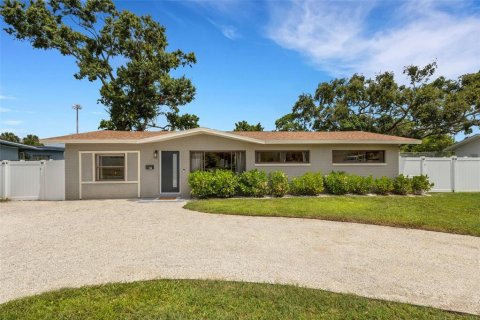 House in Saint Petersburg, Florida 4 bedrooms, 164.62 sq.m. № 1871224 - photo 3