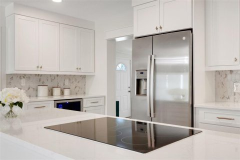 House in Saint Petersburg, Florida 4 bedrooms, 164.62 sq.m. № 1871224 - photo 8
