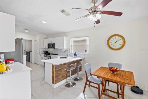 House in St. Lucie, Florida 3 bedrooms, 159.23 sq.m. № 2097802 - photo 12