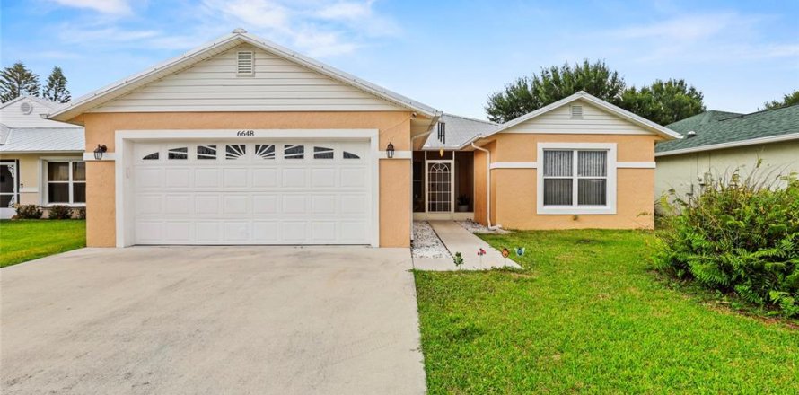 House in St. Lucie, Florida 3 bedrooms, 159.23 sq.m. № 2097802