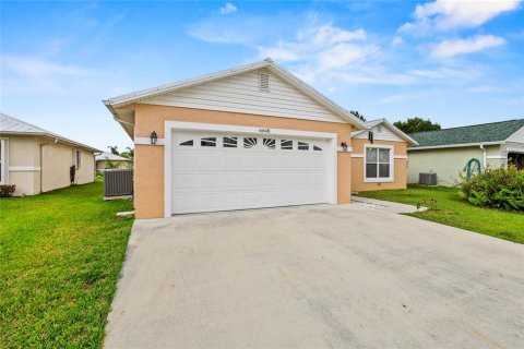 House in St. Lucie, Florida 3 bedrooms, 159.23 sq.m. № 2097802 - photo 2