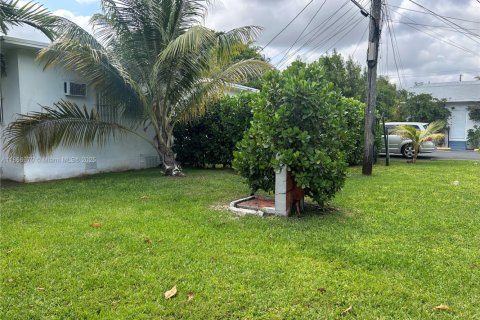 Apartment in El Portal, Florida 1 bedroom, 46.45 sq.m. № 1926111 - photo 10