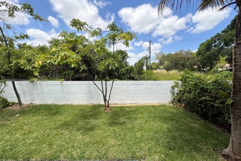 Apartment in El Portal, Florida 1 bedroom, 46.45 sq.m. № 1926111 - photo 9