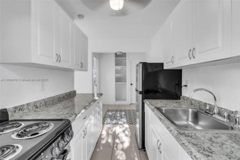 Apartment in El Portal, Florida 1 bedroom, 46.45 sq.m. № 1926111 - photo 5