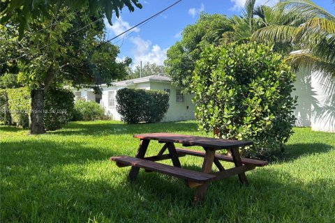 Apartment in El Portal, Florida 1 bedroom, 46.45 sq.m. № 1926111 - photo 1