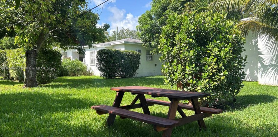 Apartment in El Portal, Florida 1 bedroom, 46.45 sq.m. № 1926111