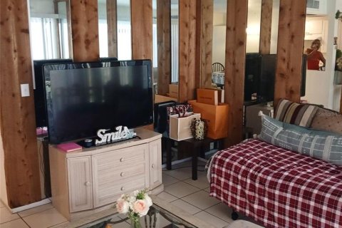 Condo in Tampa, Florida, 1 bedroom № 2118155 - photo 2