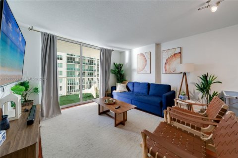 Condo in Miami, Florida, 1 bedroom  № 2058548 - photo 2