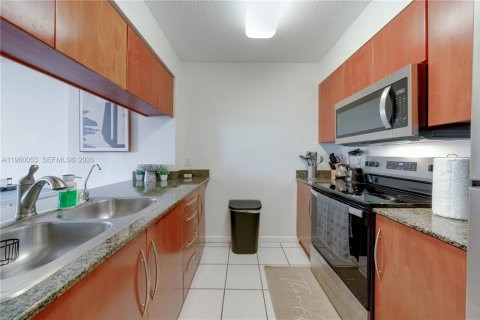 Condo in Miami, Florida, 1 bedroom  № 2058548 - photo 14