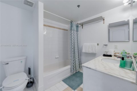 Condo in Miami, Florida, 1 bedroom  № 2058548 - photo 22