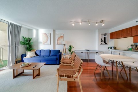 Condo in Miami, Florida, 1 bedroom  № 2058548 - photo 7