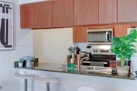 Condo in Miami, Florida, 1 bedroom  № 2058548 - photo 13