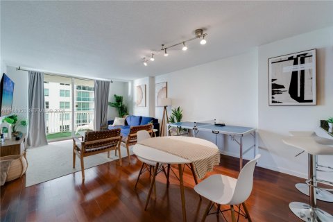 Condo in Miami, Florida, 1 bedroom  № 2058548 - photo 10