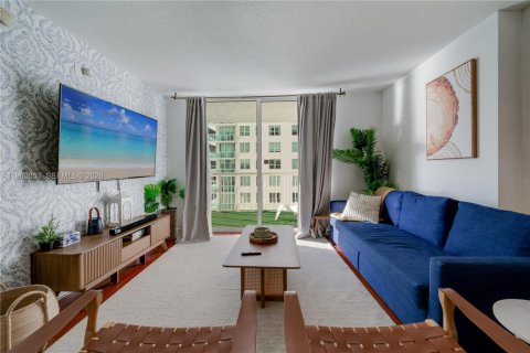 Condo in Miami, Florida, 1 bedroom  № 2058548 - photo 9