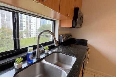 Condominio en alquiler en Sunny Isles Beach, Florida, 1 dormitorio, 71.26 m2 № 2020329 - foto 12