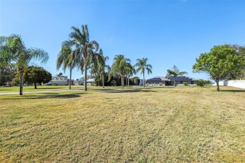 House in Winter Haven, Florida 4 bedrooms, 222.69 sq.m. № 2110714 - photo 9