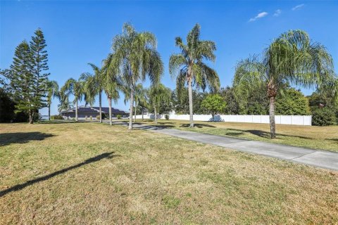 House in Winter Haven, Florida 4 bedrooms, 222.69 sq.m. № 2110714 - photo 8