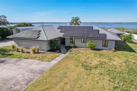 House in Winter Haven, Florida 4 bedrooms, 222.69 sq.m. № 2110714