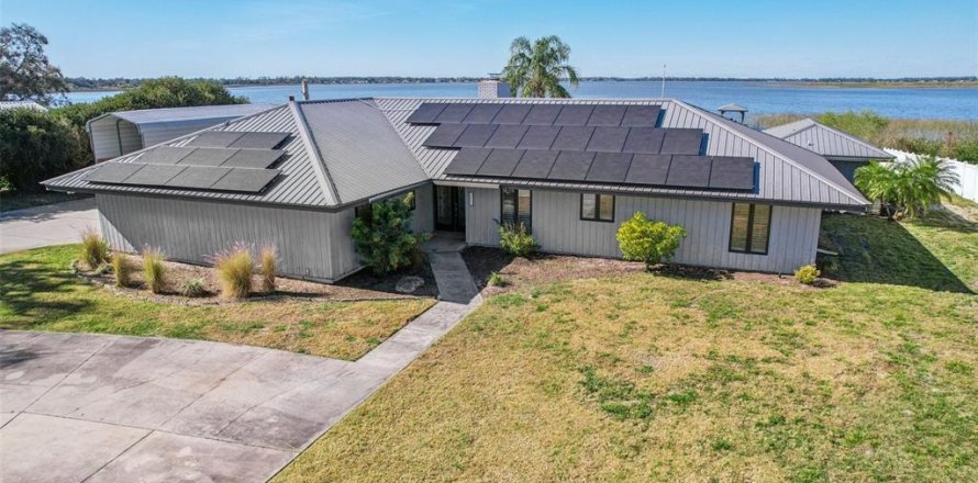 House in Winter Haven, Florida 4 bedrooms, 222.69 sq.m. № 2110714