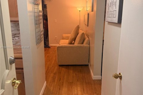 Condo in Tamarac, Florida, 1 bedroom  № 2080842 - photo 9