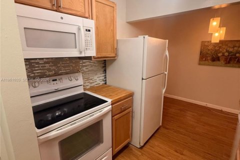 Condo in Tamarac, Florida, 1 bedroom  № 2080842 - photo 10