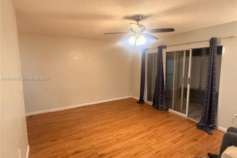 Condo in Tamarac, Florida, 1 bedroom  № 2080842 - photo 2