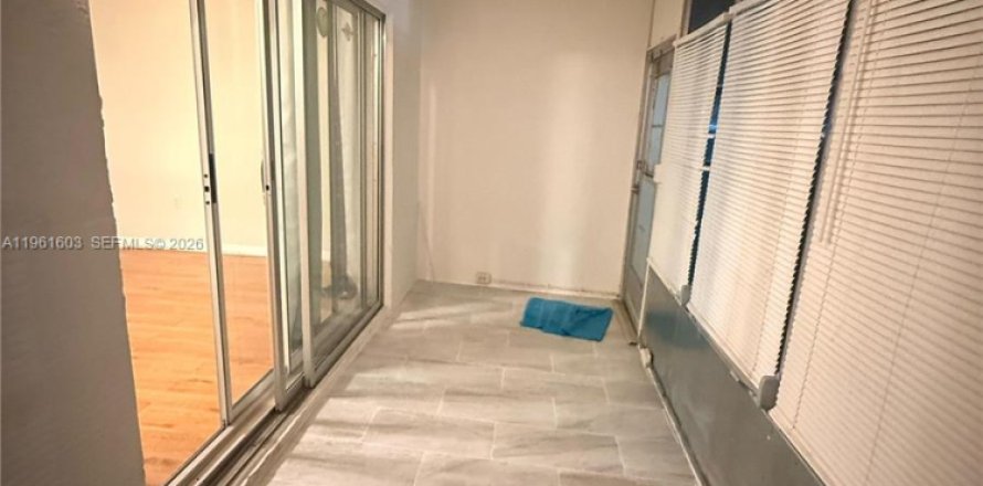 Condo in Tamarac, Florida, 1 bedroom  № 2080842