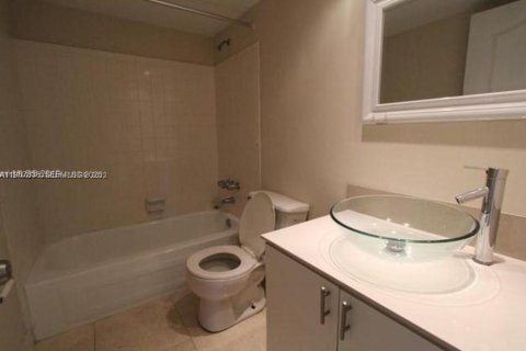 Condo in Hialeah, Florida, 2 bedrooms № 2049008 - photo 3
