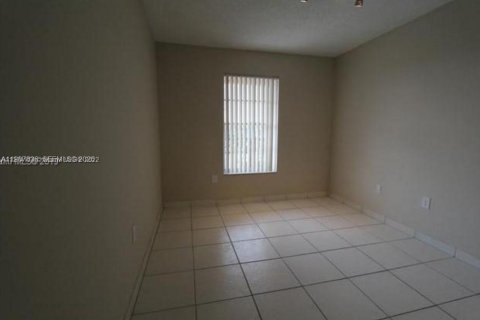 Condo in Hialeah, Florida, 2 bedrooms № 2049008 - photo 2