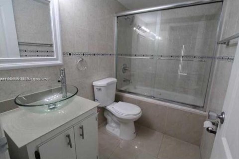 Condo in Hialeah, Florida, 2 bedrooms № 2049008 - photo 4