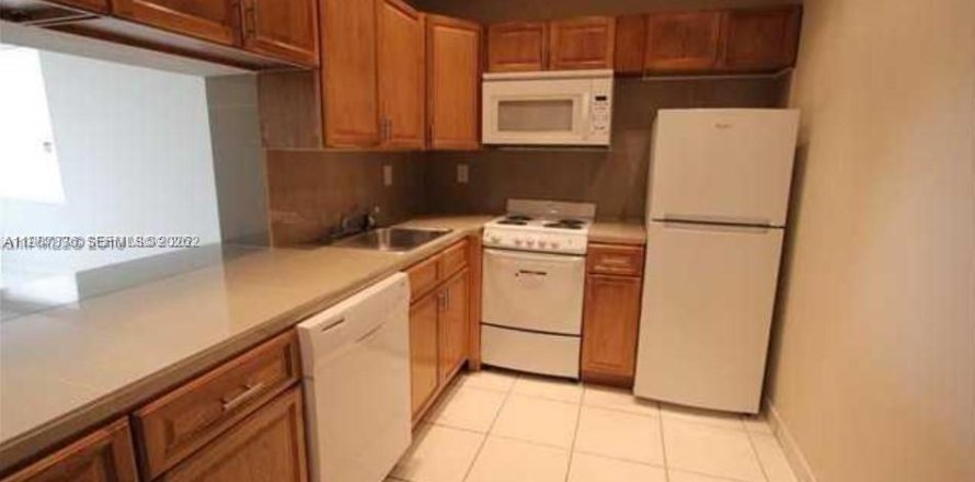 Condo in Hialeah, Florida, 2 bedrooms № 2049008